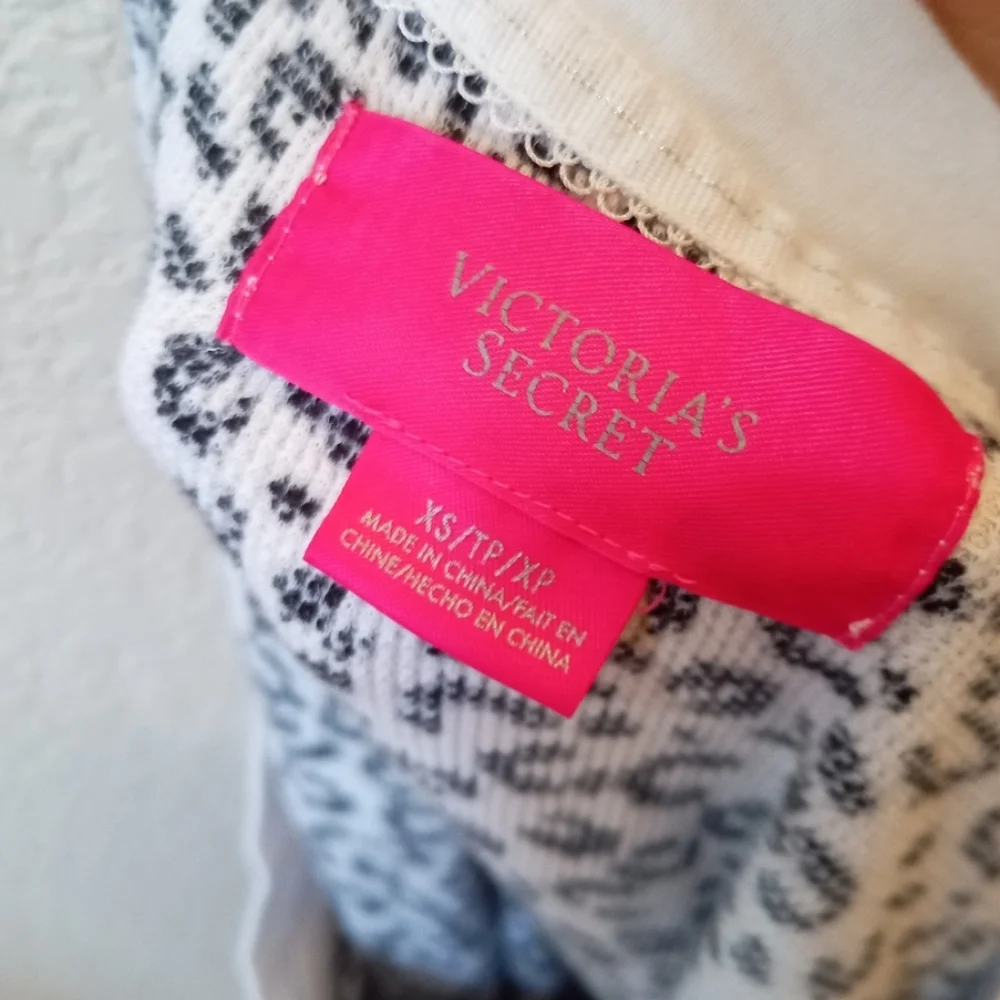 Victoria's Secret Y2K black and white leopard print thermal waffle knit top - Picture 5 of 6